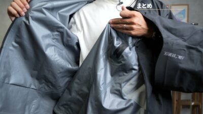ベータライトウェイトとベータジャケットを両手に持って並べているたくぞー