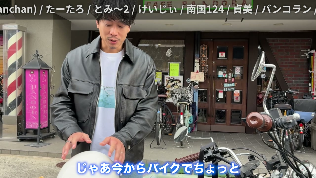 旅の締めくくりに結婚記念日プレゼントのお箸を持つ夫婦