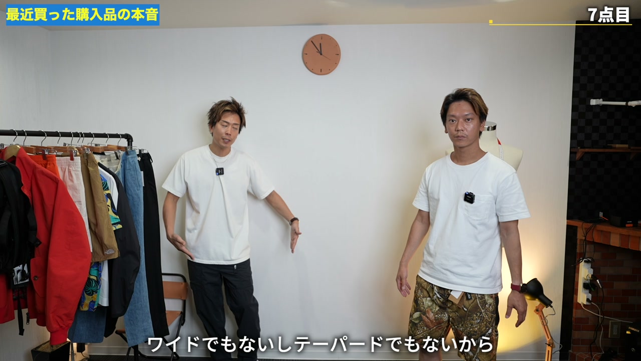 カーゴパンツを着用してポケットに物を入れて歩いているシーン