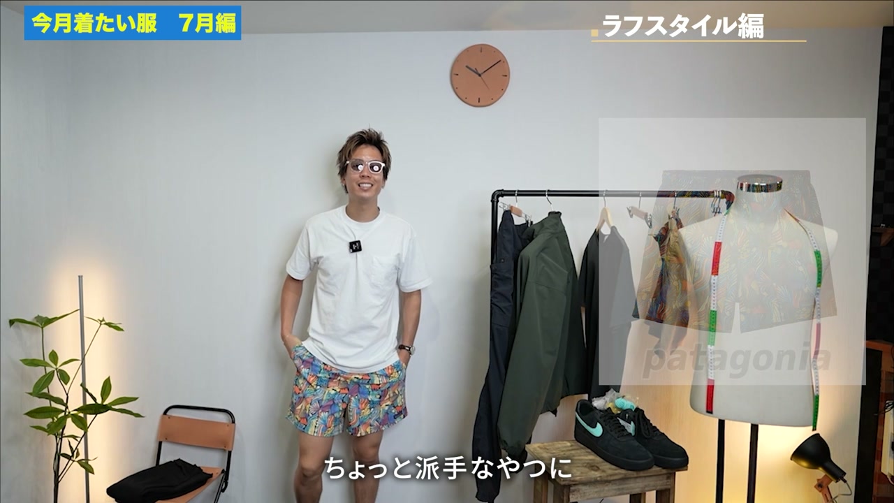 バギーズショーツ・白T・レインボーサンダル（ブラック）のラフスタイル全身