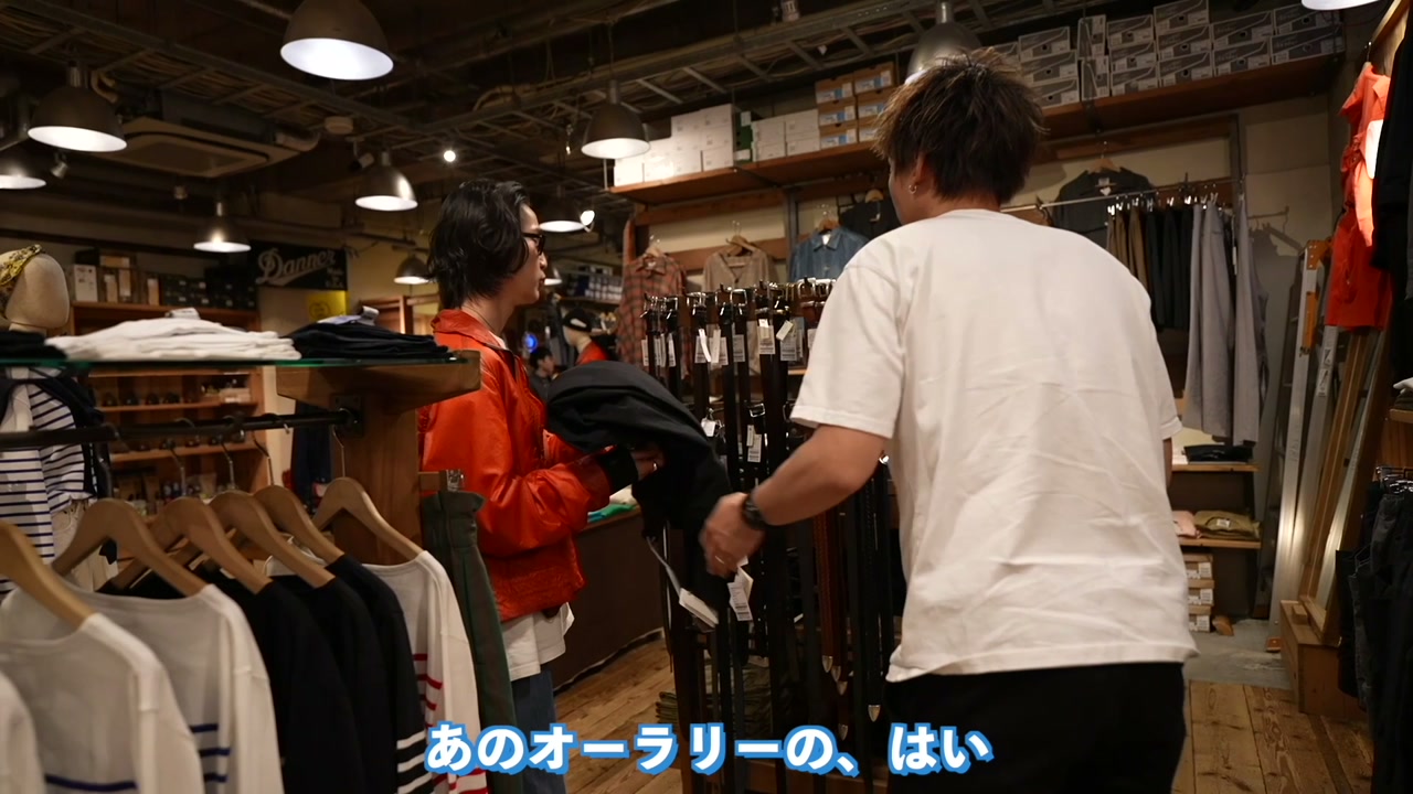 オーラリーのカットソーをMサイズで試着するたくぞー