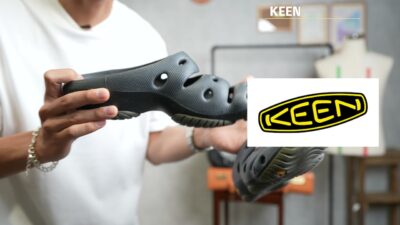 キーンのサンダルを手に持って紹介しているシーン