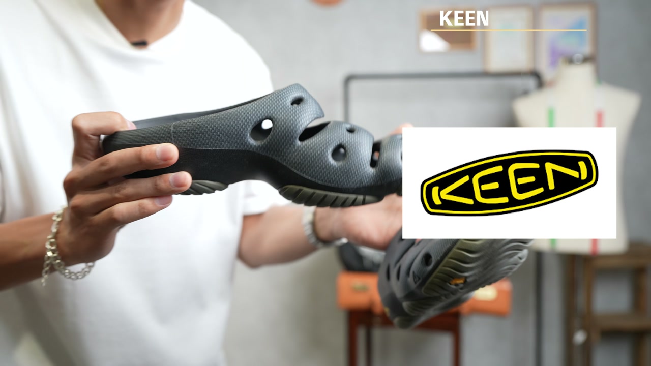 キーンのサンダルを手に持って紹介しているシーン