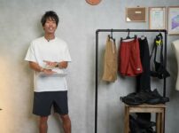 たくぞーが夏のセールアイテムを並べて紹介している様子
