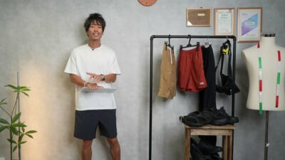 たくぞーが夏のセールアイテムを並べて紹介している様子