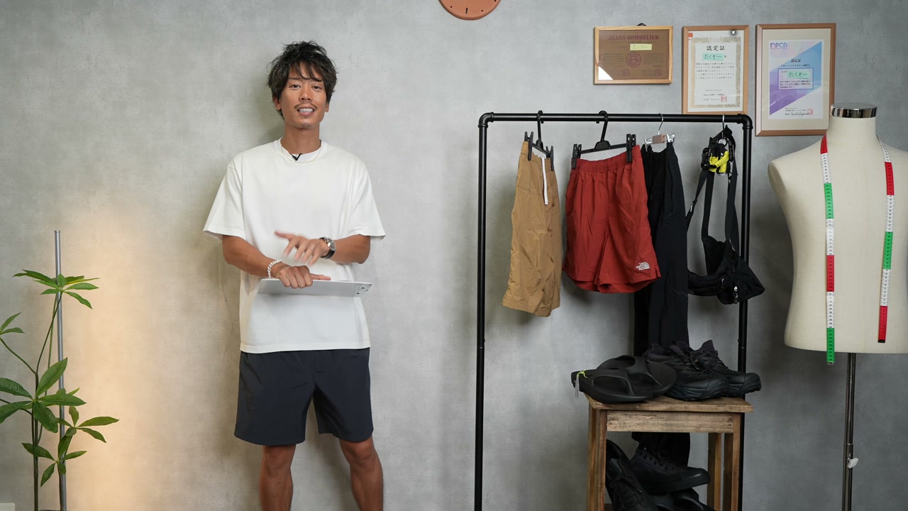 たくぞーが夏のセールアイテムを並べて紹介している様子