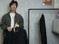 NANGAドットエアセットアップを着用したたくぞーさん・後ろから透け感が分かるカット