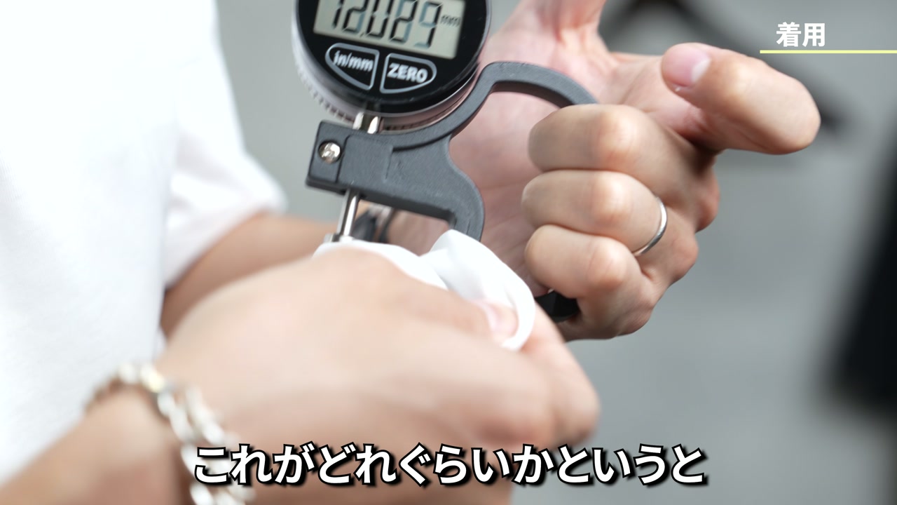 ノースフェイス パックTの生地をアップで確認しているシーン