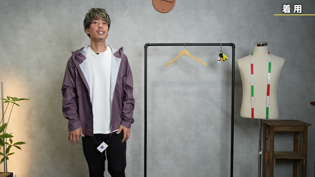ノットオムブルーのスリーディフェンスパーカーを着て全体感がわかる着用カット