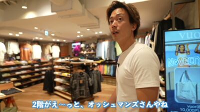 オッシュマンズ原宿店内のフロア全体。アパレルが並ぶ棚や什器が見える