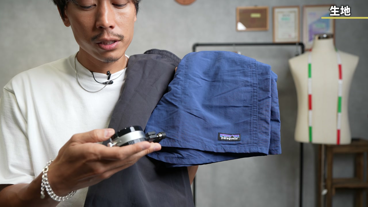 メンズとウィメンズのバギーズロングの生地厚みを測定している様子