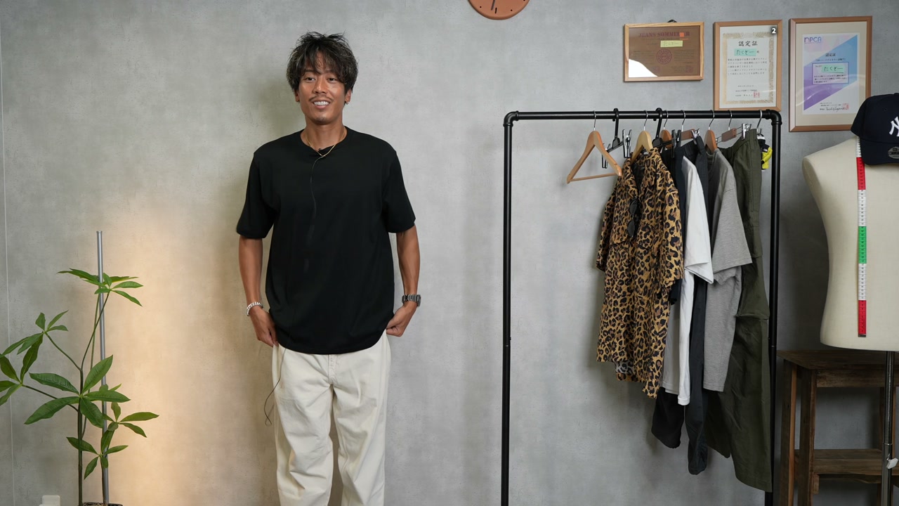 オーラリートップス×ユニクロワイドパンツ×チャコサンダルのイケオジスタイル全身コーデ
