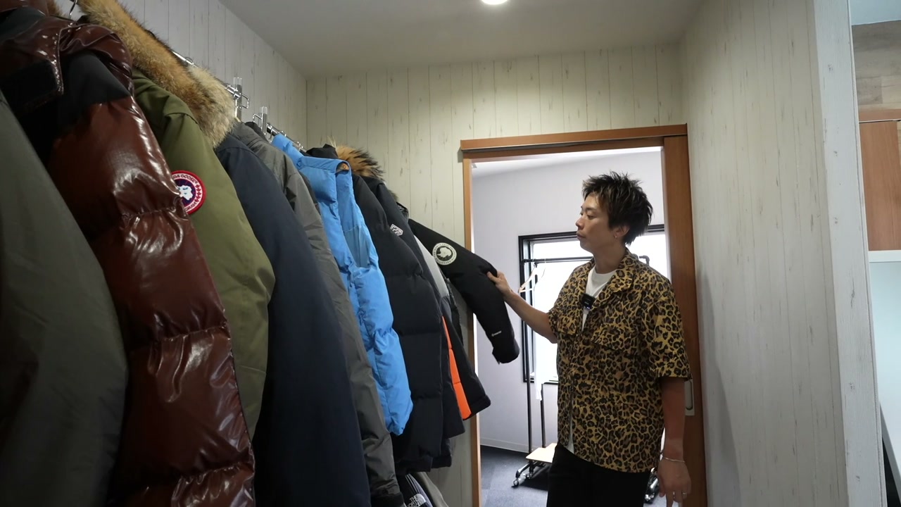 ダウンジャケットがずらりと並ぶ洋服コレクション部屋