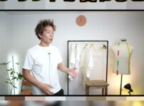 4種類の白Tシャツを並べて色の違いを比較しているたくぞーさん