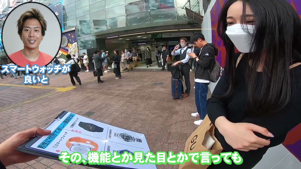 インタビューでスマートウォッチを指差している女性のシーン