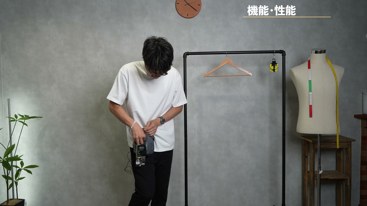 イナレムプレミアムレインジャケットをポケット収納してコンパクトにまとめた状態、または私服コーデで着用しているカット
