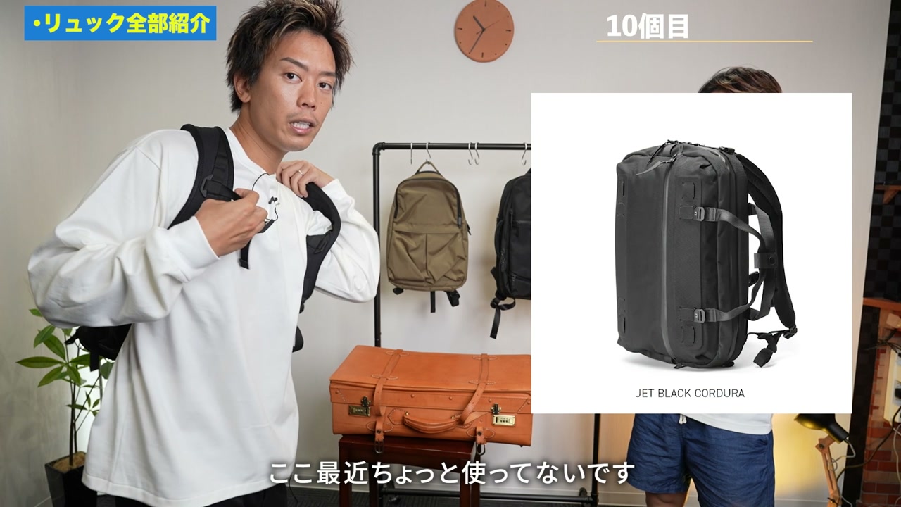 ブラックエンバーのマグネットバックルを操作する様子
