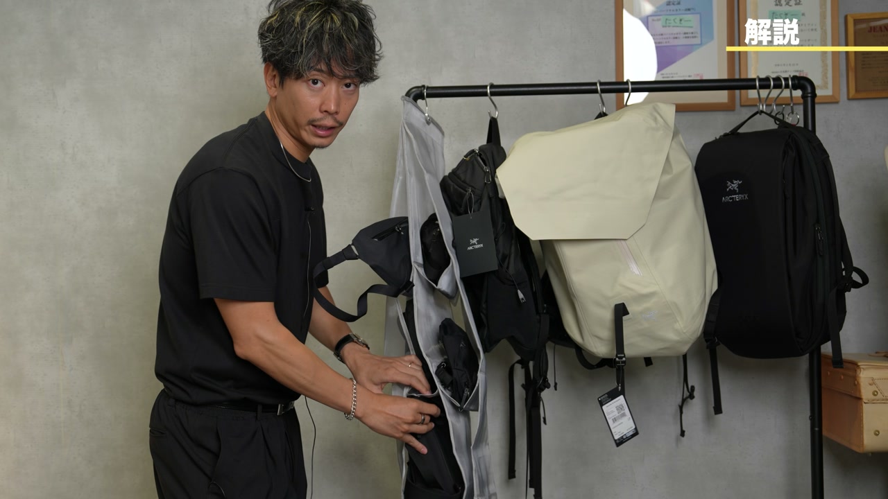 アロー8ボディバッグ クラッチ的な持ち方