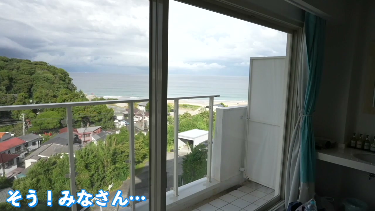 ホテルのオーシャンビューの部屋から見た海の景色