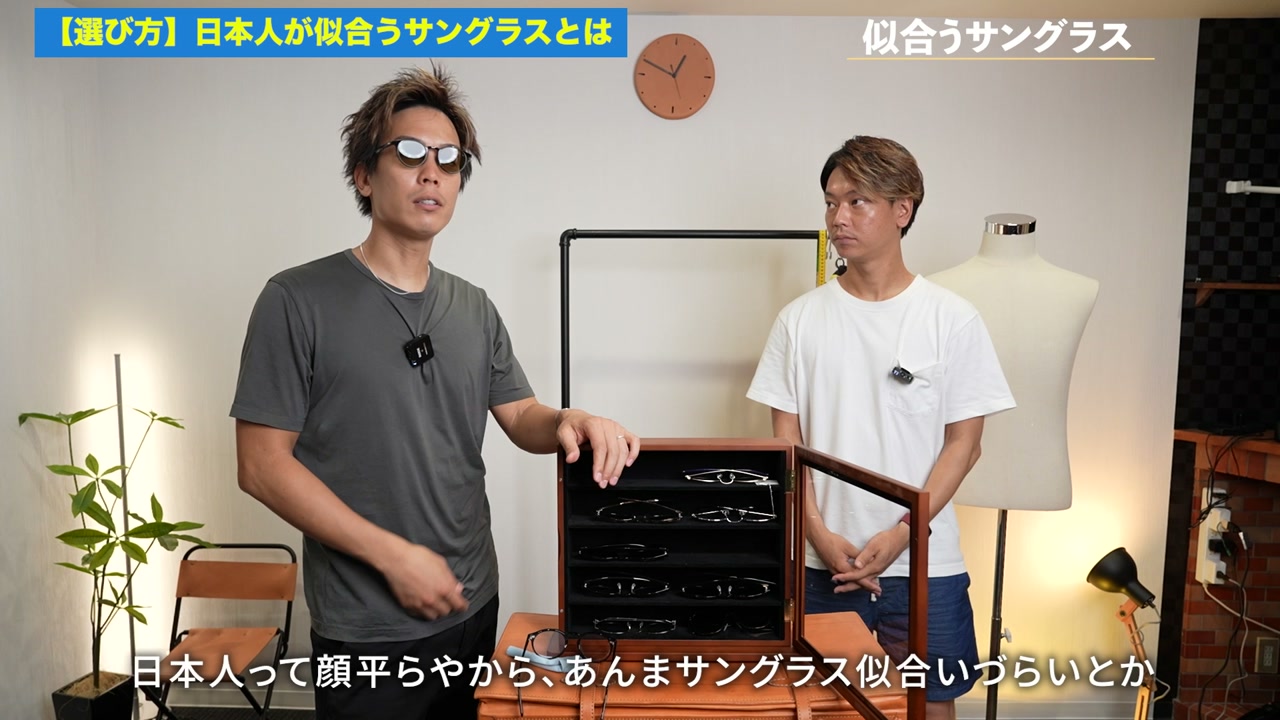 鼻パッドの位置とかけ方を説明しているシーン