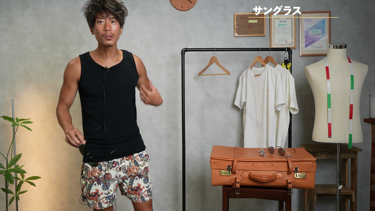 ティアドロップ型のサングラスをかけたたくぞーのカット
