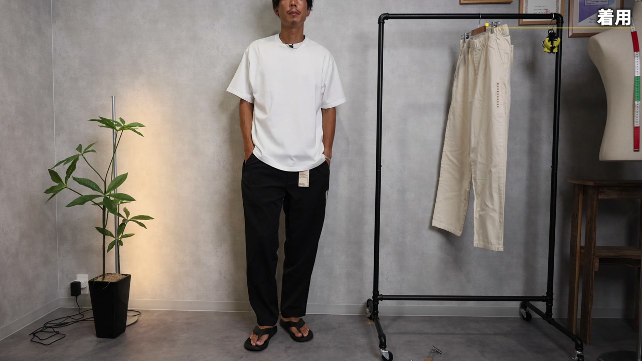 無印良品 風を通すワンタックパンツを着用しているたくぞー