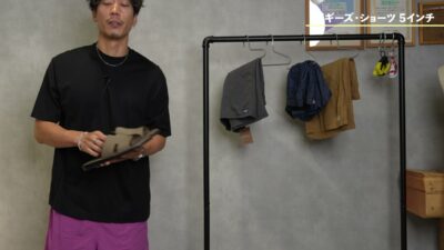 ショーツにかかとなしサンダル(スリッパ系)を合わせたNGスタイルのカット
