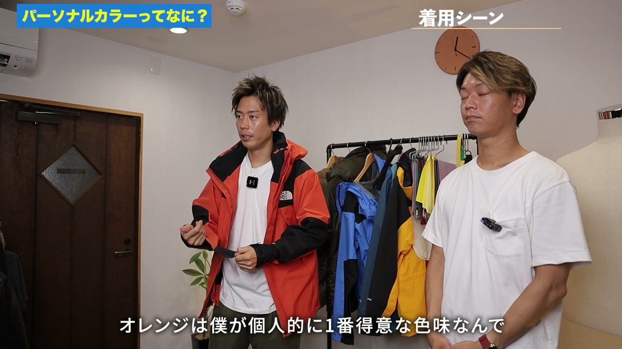 同じマウンテンライトジャケットを色違いで着た兄弟2人の並び比較