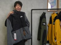 新型デナリジャケットを手に紹介するたくぞーさん