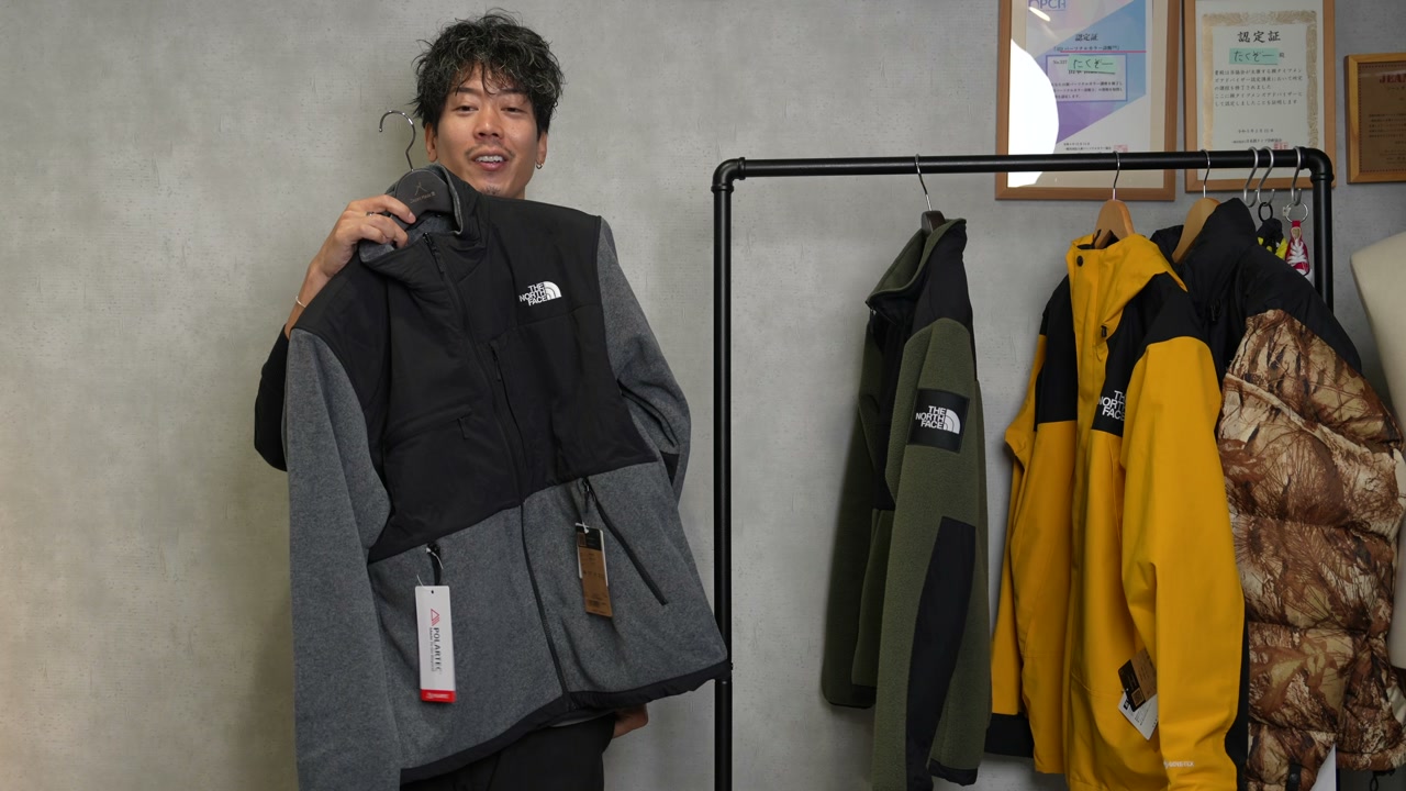 新型デナリジャケットを手に紹介するたくぞーさん
