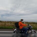 夜の道路を走る兄弟2台のバイク、北海道ツーリング出発シーン