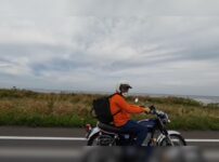 夜の道路を走る兄弟2台のバイク、北海道ツーリング出発シーン