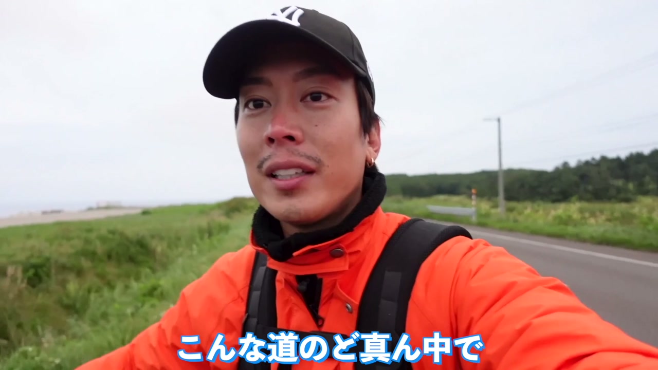 北海道の道路脇に停車した弟のバイク、エンジントラブル発生