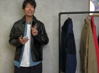 たくぞーさんがデニムシャツを着て売上発表をしている様子