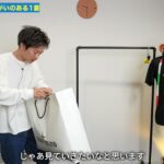 ストーンアイランドのダウンジャケットを不織布袋から取り出している場面
