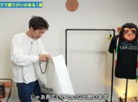 ストーンアイランドのダウンジャケットを不織布袋から取り出している場面