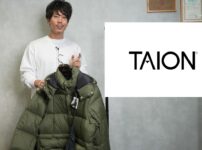 TAIONのスポーツダウンベンチジャケットを着用したたくぞーさんの全身カット