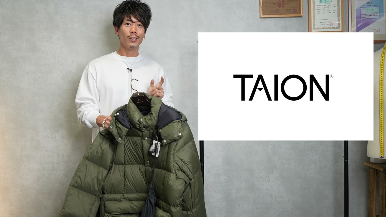 TAIONのスポーツダウンベンチジャケットを着用したたくぞーさんの全身カット